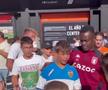 Moment viral: fanii s-au îngrămădit să facă poze cu el, crezând că e fotbalist! Cum a reacționat bărbatul
