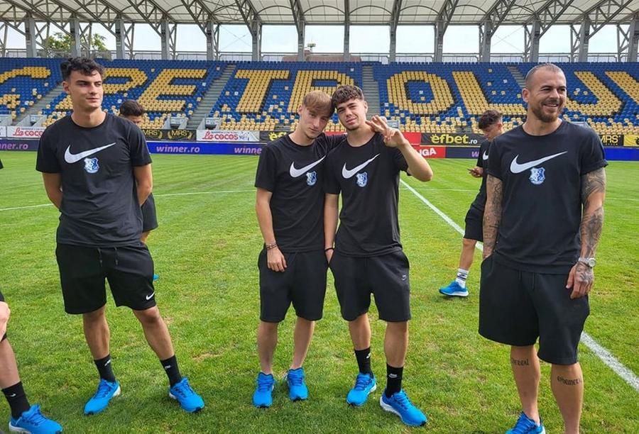 Denis Alibec a venit să-și susțină colegii, deși nu va fi în lot / foto: Andrei Crăițoiu Petrolul învinge campioana după un meci nebun! Farul revenise de la 0-2, dar a cedat în prelungiri » Clasamentul ACUM