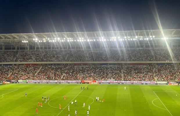 Ce s-a auzit la stația de amplificare din Ghencea înainte de FCSB - CFR Cluj: „În această seară, suporterii roș-albaștri din tribună poartă un singur nume...”