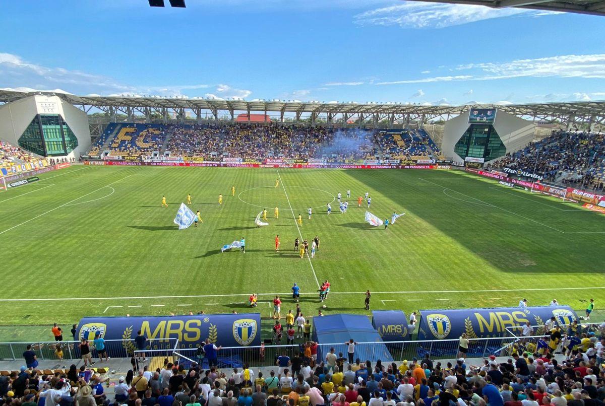 10 informații de la Petrolul - Farul » Derapaje rasiste ale fanilor prahoveni, Hagi cu bodyguardul pe bancă și fuga jucătorilor de declarații