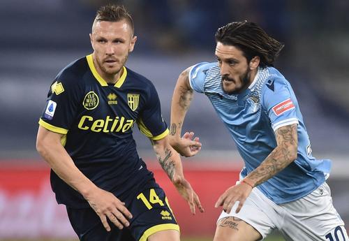 Jasmin Kurtic (stânga), în duel cu Luis Alberto. Foto: Imago