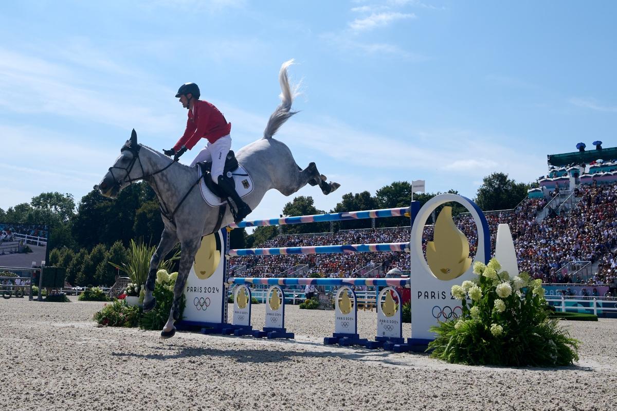 Un sport contestat a adunat 16.500 de oameni în tribune la ultima sa probă, câștigată de germanul Christian Kukuk cu superbul cal Checker 47