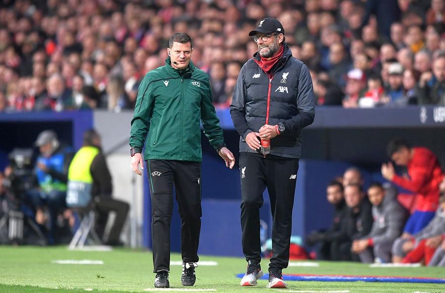 Tomasz Musial, alături de Jurgen Klopp // foto: Guliver/gettyimages Halucinant: urmau să arbitreze în această seară în Champions League, dar au fost ARESTAȚI după ce s-au îmbătat și au furat un semn de circulație!
