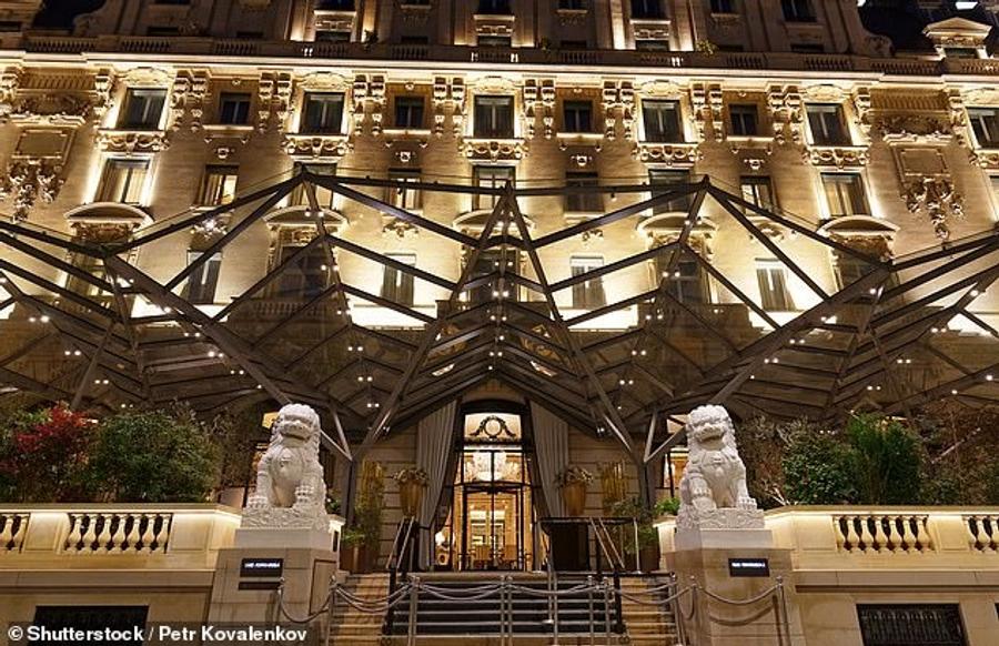 Hotelul Peninsula, din Paris Serena furioasă pentru că i s-a refuzat accesul într-un restaurant aglomerat: „Întotdeauna o premieră”