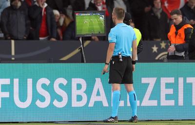 Halucinant: urmau să arbitreze în această seară în Champions League, dar au fost ARESTAȚI după ce s-au îmbătat și au furat un semn de circulație!
