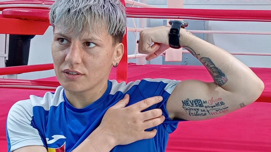 „Am căzut de pe sobă într-un cuțit, mi-au crăpat splina, vezica urinară și rectul” » Drama și povestea fabuloasă de viață a Lăcrămioarei Perijoc: „Mamă, ați văzut-o pe țăranca aia de la voi din clasă?!”
