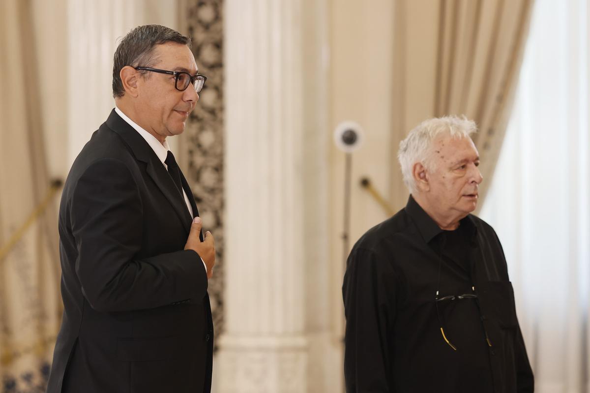 Gigi Becali n-a zăbovit nici 30 de secunde la catafalcul lui Ion Iliescu » A făcut un gest scurt, a salutat fotografii și a mers la interviuri: „Noi știm că el a dat ordinul!”