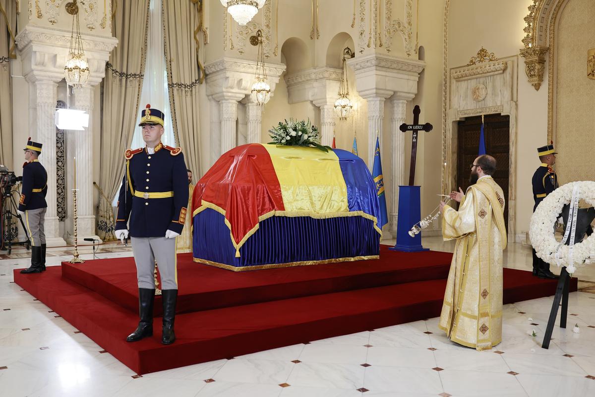 Gigi Becali n-a zăbovit nici 30 de secunde la catafalcul lui Ion Iliescu » A făcut un gest scurt, a salutat fotografii și a mers la interviuri: „Noi știm că el a dat ordinul!”