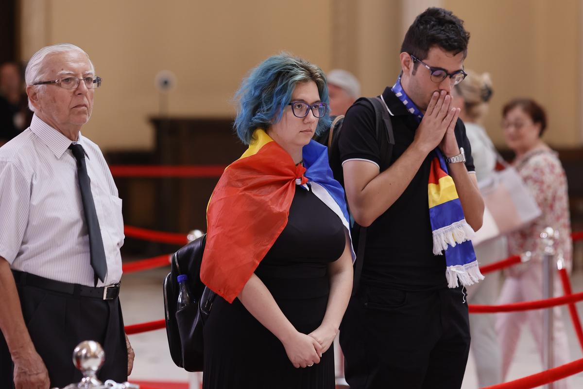 Gigi Becali n-a zăbovit nici 30 de secunde la catafalcul lui Ion Iliescu » A făcut un gest scurt, a salutat fotografii și a mers la interviuri: „Noi știm că el a dat ordinul!”