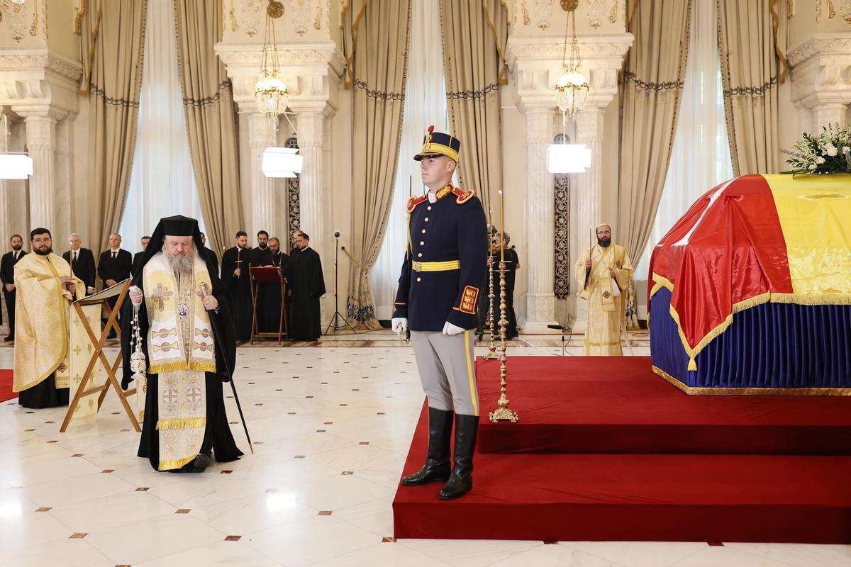 Gigi Becali n-a zăbovit nici 30 de secunde la catafalcul lui Ion Iliescu » A făcut un gest scurt, a salutat fotografii și a mers la interviuri: „Noi știm că el a dat ordinul!”