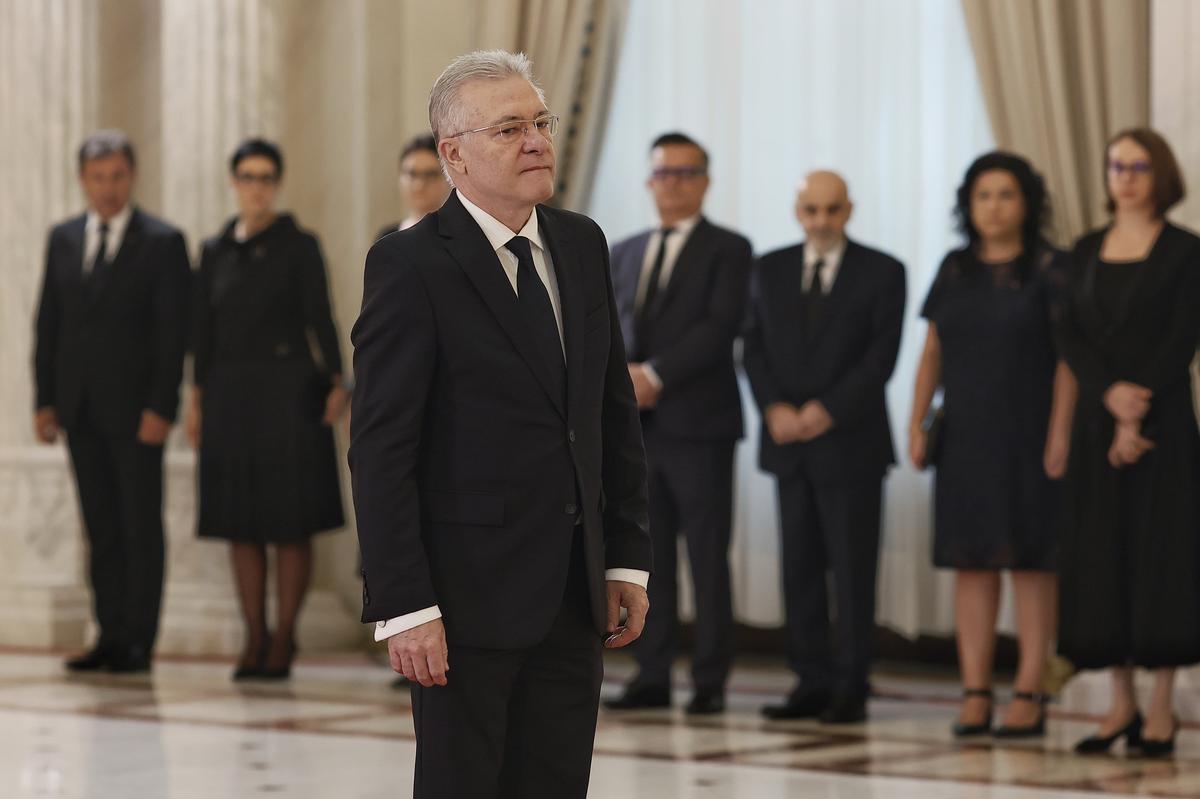 Gigi Becali n-a zăbovit nici 30 de secunde la catafalcul lui Ion Iliescu » A făcut un gest scurt, a salutat fotografii și a mers la interviuri: „Noi știm că el a dat ordinul!”