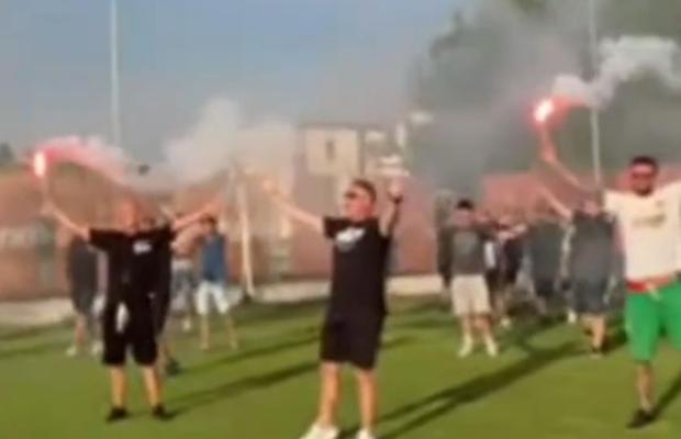 30 de suporteri cu torțe la antrenamentul FCSB-ului: „Lângă voi, suntem lângă voi!”