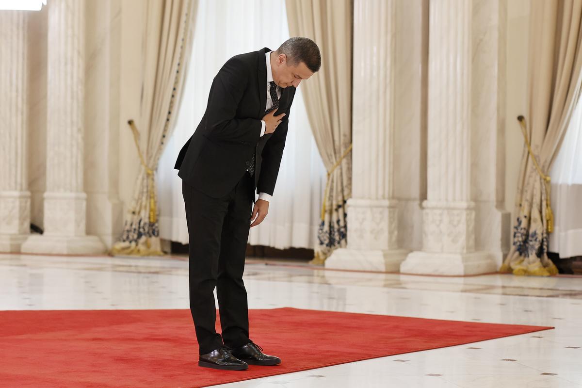 Gigi Becali n-a zăbovit nici 30 de secunde la catafalcul lui Ion Iliescu » A făcut un gest scurt, a salutat fotografii și a mers la interviuri: „Noi știm că el a dat ordinul!”