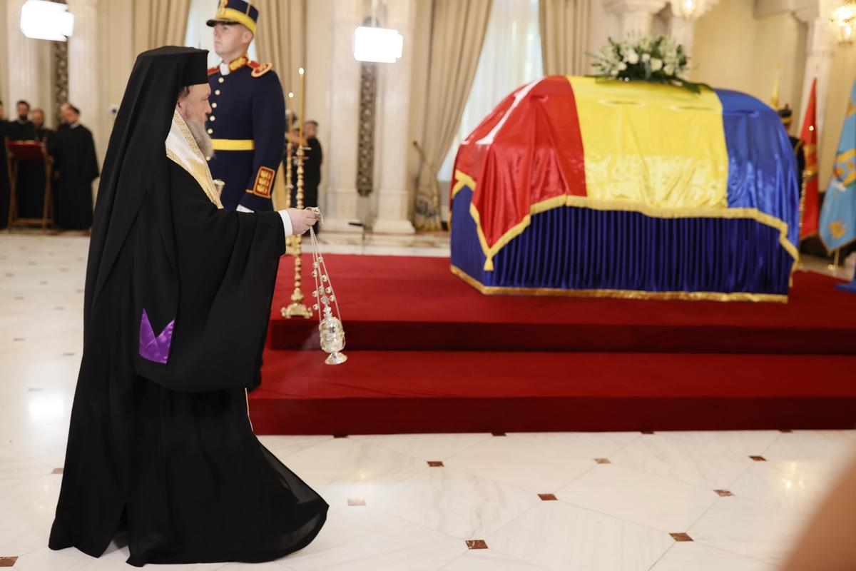 Gigi Becali n-a zăbovit nici 30 de secunde la catafalcul lui Ion Iliescu » A făcut un gest scurt, a salutat fotografii și a mers la interviuri: „Noi știm că el a dat ordinul!”