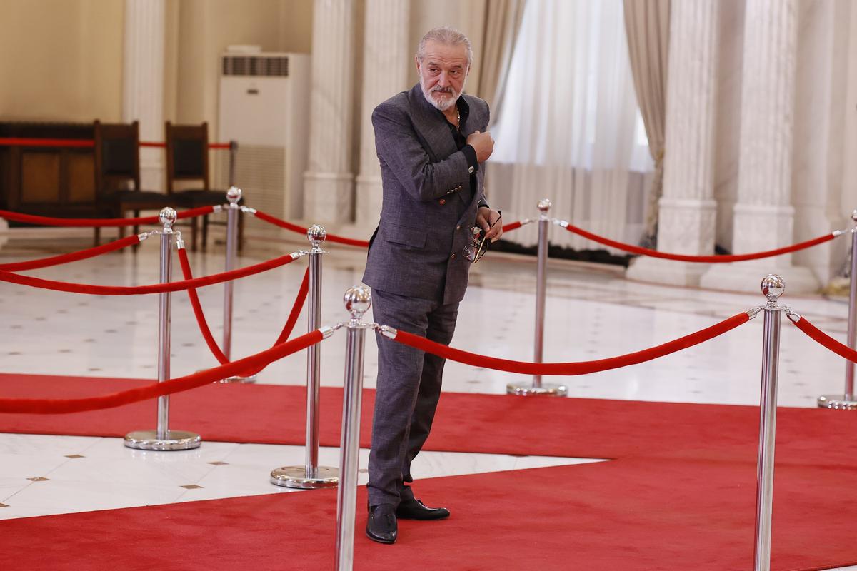 Gigi Becali n-a zăbovit nici 30 de secunde la catafalcul lui Ion Iliescu » A făcut un gest scurt, a salutat fotografii și a mers la interviuri: „Noi știm că el a dat ordinul!”