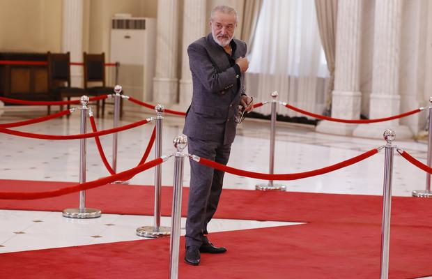 Gigi Becali n-a zăbovit nici 30 de secunde la catafalcul lui Ion Iliescu » A făcut un gest scurt, a salutat fotografii și a mers la interviuri: „Noi știm că el a dat ordinul!”