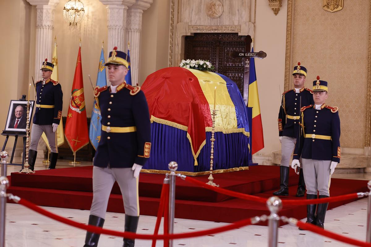 Gigi Becali n-a zăbovit nici 30 de secunde la catafalcul lui Ion Iliescu » A făcut un gest scurt, a salutat fotografii și a mers la interviuri: „Noi știm că el a dat ordinul!”