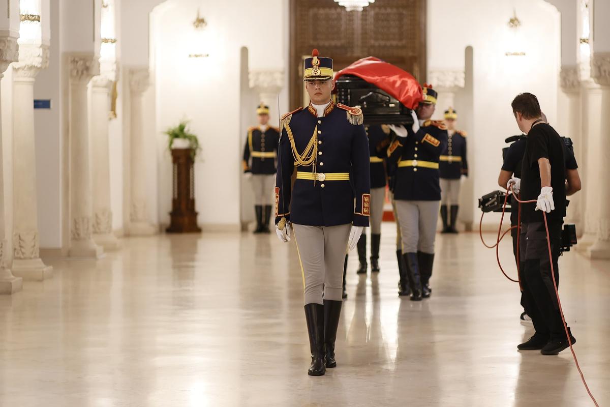 Gigi Becali n-a zăbovit nici 30 de secunde la catafalcul lui Ion Iliescu » A făcut un gest scurt, a salutat fotografii și a mers la interviuri: „Noi știm că el a dat ordinul!”
