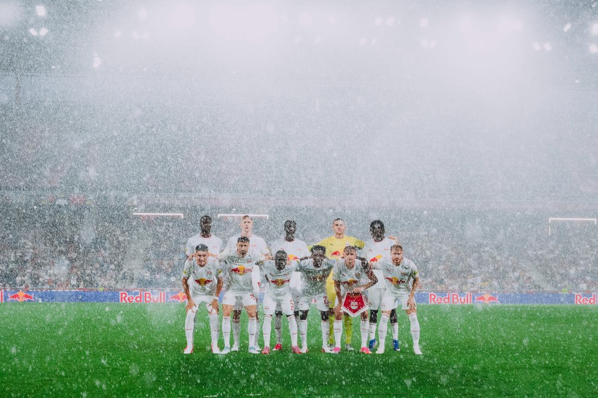 La nici 100 km de Dunăre, meciul european al lui Vlad Dragomir a fost oprit două ore din cauza ploilor » Imagini rare pe un stadion