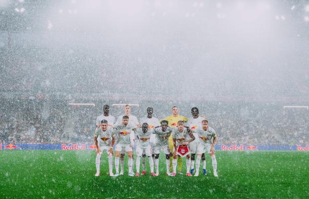 La nici 100 km de Dunăre, meciul european al lui Vlad Dragomir a fost oprit două ore din cauza ploilor » Imagini rare pe un stadion