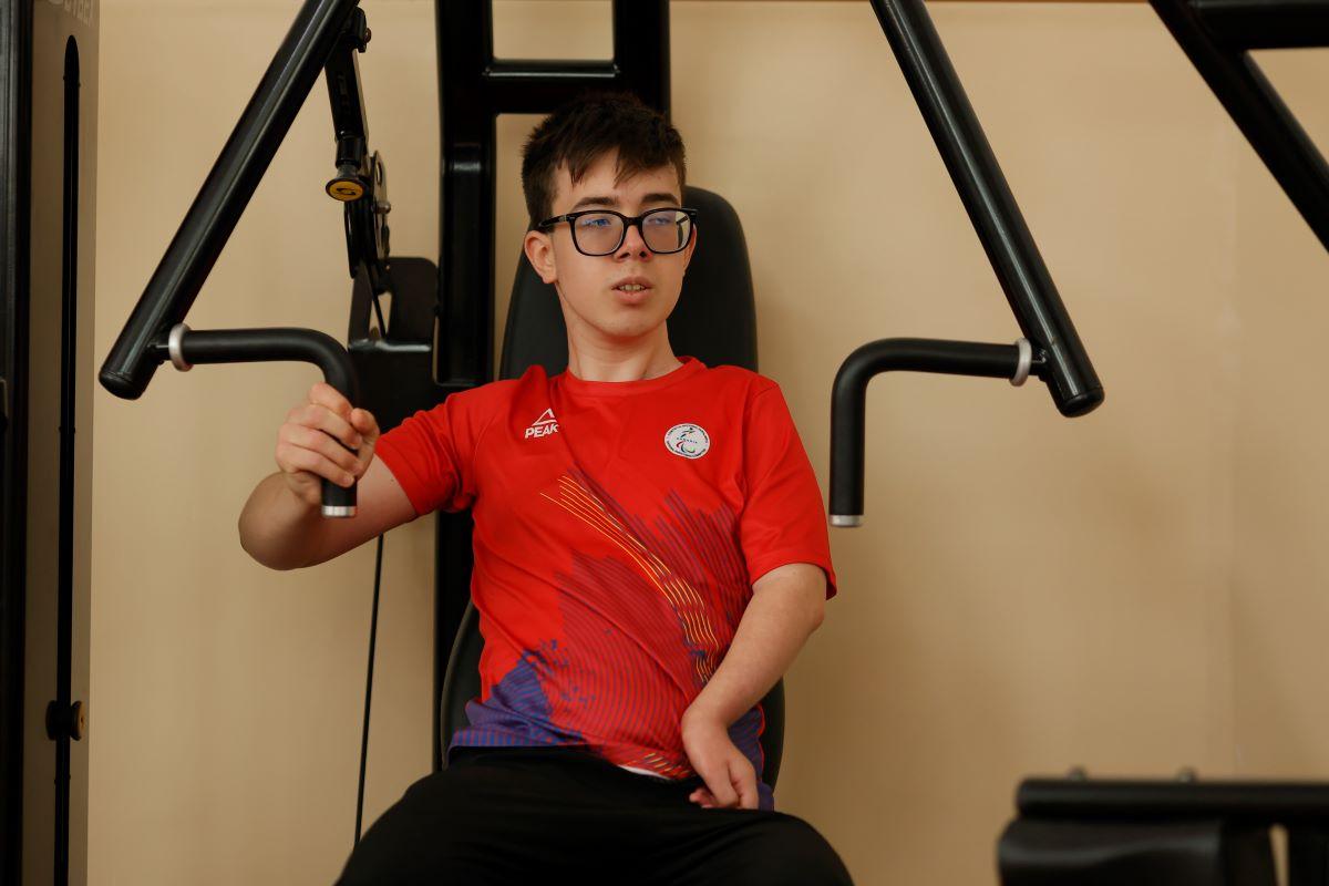 Povestea emoționantă a tânărului de 16 ani afectat de probleme grave la naștere » Practică trei sporturi și visează să ajungă la Jocurile Paralimpice din 2028: „Mă uit la medalii în fiecare zi”