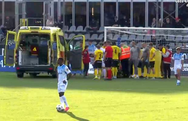 Scene tulburătoare în KuPS - Craiova: urcat în ambulanță după ce i s-a făcut rău pe teren