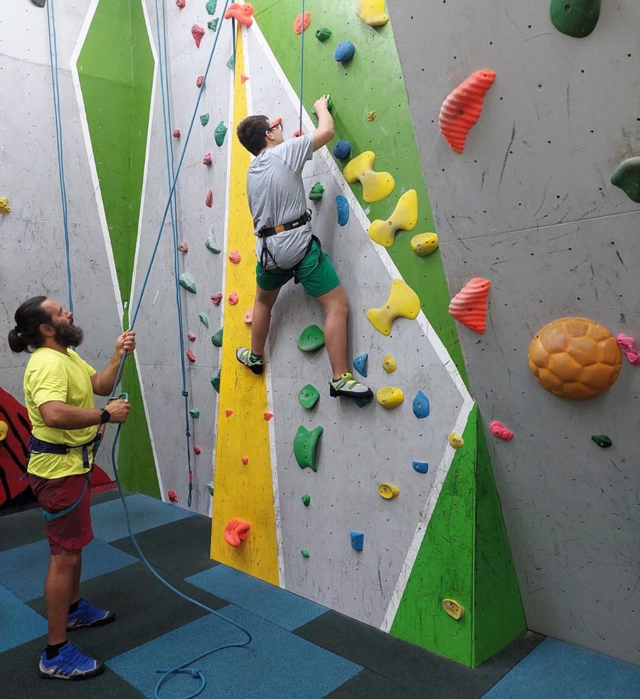 Alexandru Părăușanu, antrenament de escaladă Foto: Arhivă de familie Povestea emoționantă a tânărului de 16 ani afectat de probleme grave la naștere » Practică trei sporturi și visează să ajungă la Jocurile Paralimpice din 2028: „Mă uit la medalii în fiecare zi”