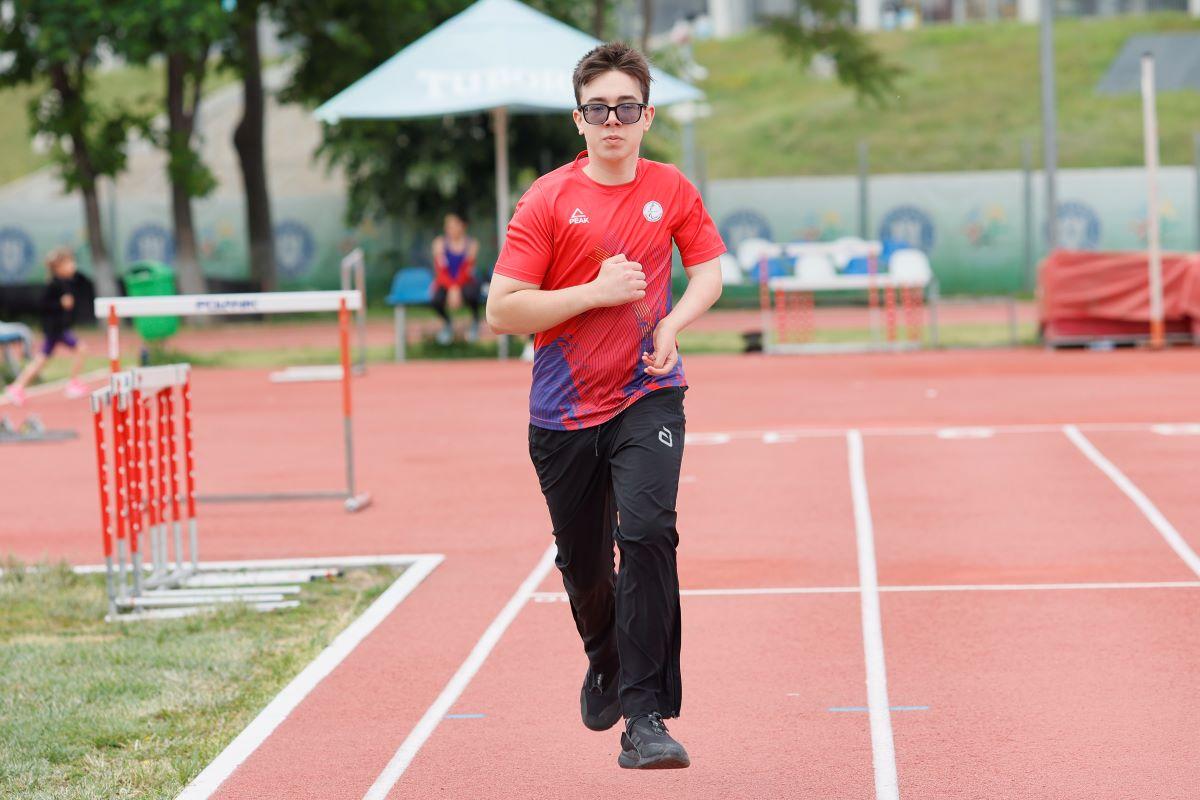 Povestea emoționantă a tânărului de 16 ani afectat de probleme grave la naștere » Practică trei sporturi și visează să ajungă la Jocurile Paralimpice din 2028: „Mă uit la medalii în fiecare zi”