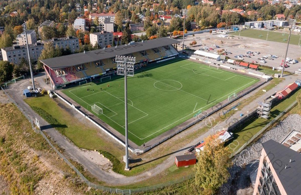 4.700 de locuri și gazon artificial » Cum arată stadionul din Finlanda unde Universitatea Craiova joacă azi
