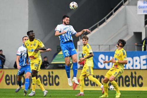 Christ Afalna (stânga), prezentat oficial la Al Jahra, în Kuweit // foto: imago images