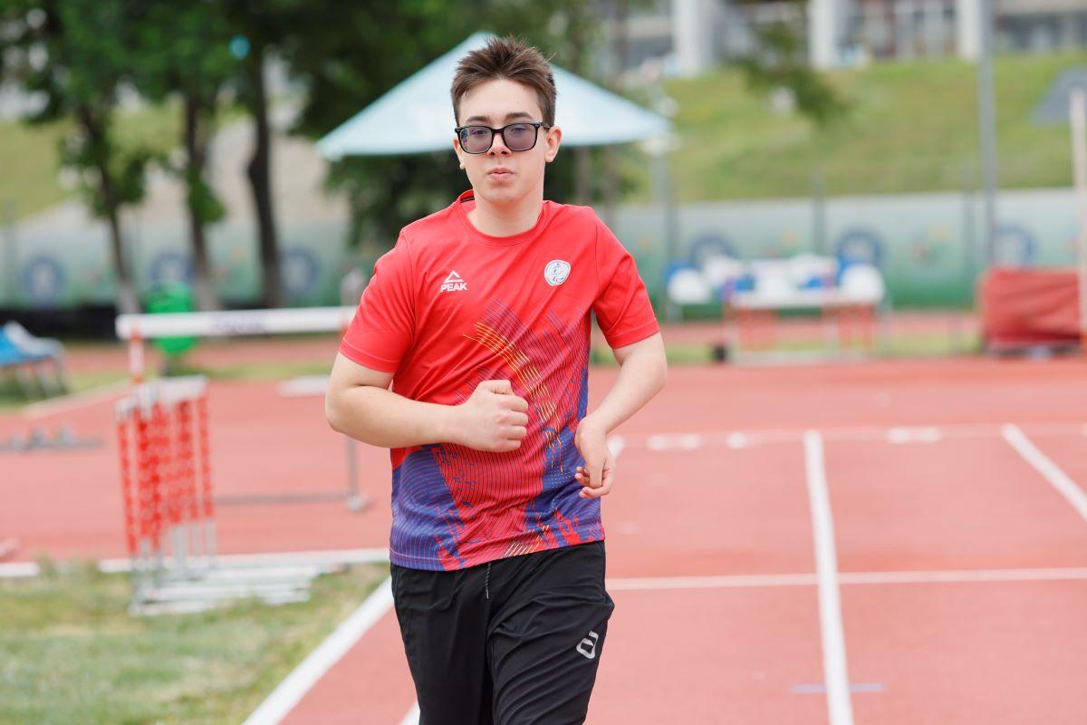 Povestea emoționantă a tânărului de 16 ani afectat de probleme grave la naștere » Practică trei sporturi și visează să ajungă la Jocurile Paralimpice din 2028: „Mă uit la medalii în fiecare zi”