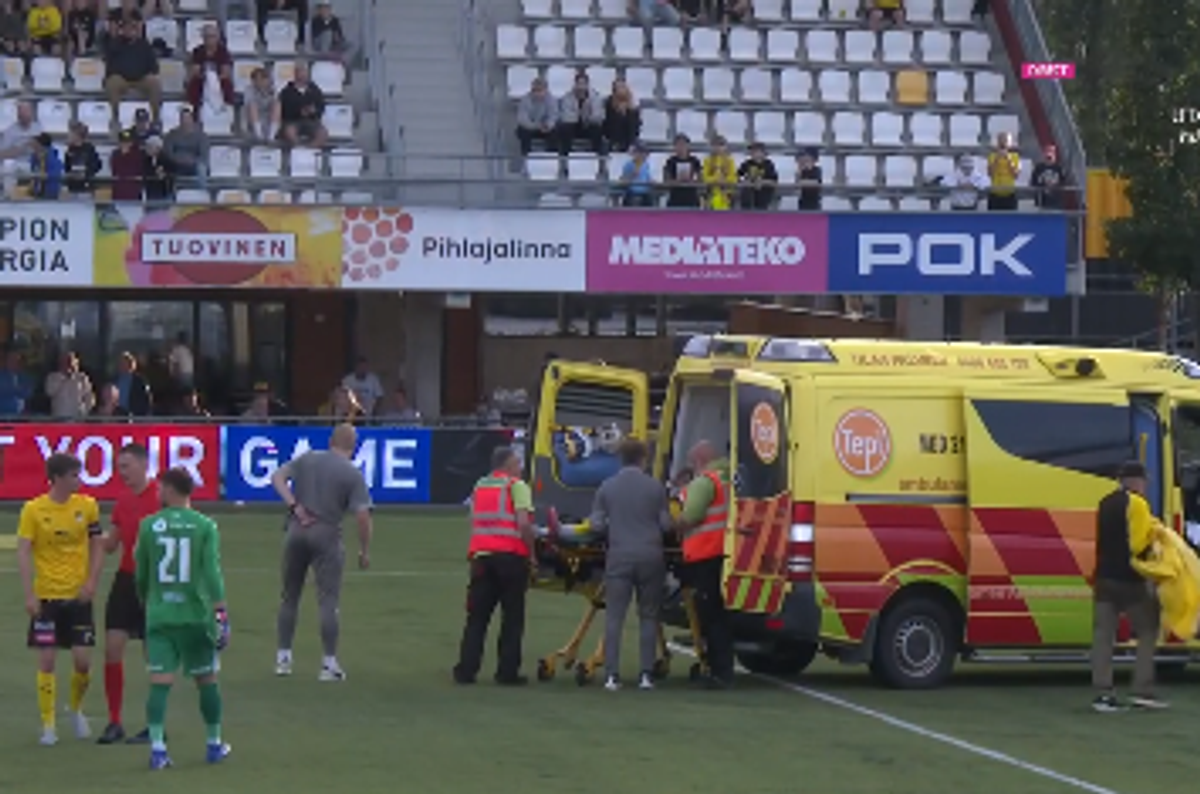 Scene tulburătoare în KuPS - Craiova: urcat în ambulanță după ce i s-a făcut rău pe teren