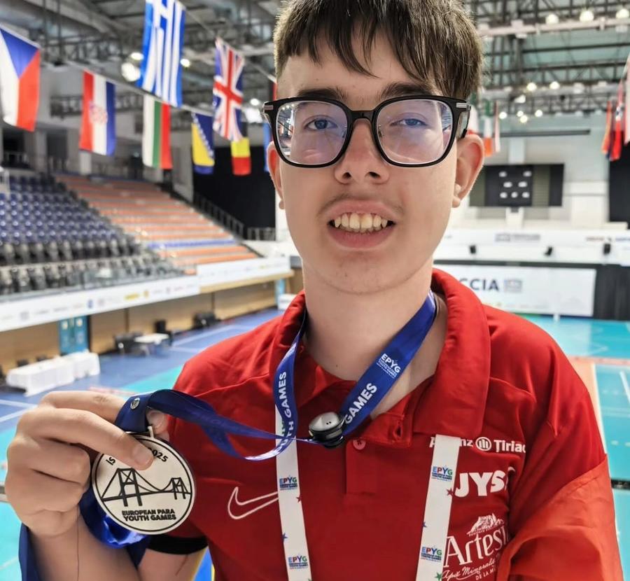 Alexandru Părăușanu cu medalia de argint de la Jocurile Paralimpice Foto: Instagram Povestea emoționantă a tânărului de 16 ani afectat de probleme grave la naștere » Practică trei sporturi și visează să ajungă la Jocurile Paralimpice din 2028: „Mă uit la medalii în fiecare zi”