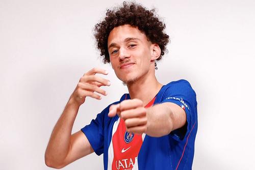 Maghnes Akliouche în tricoul PSG // foto: X @ PSG_English