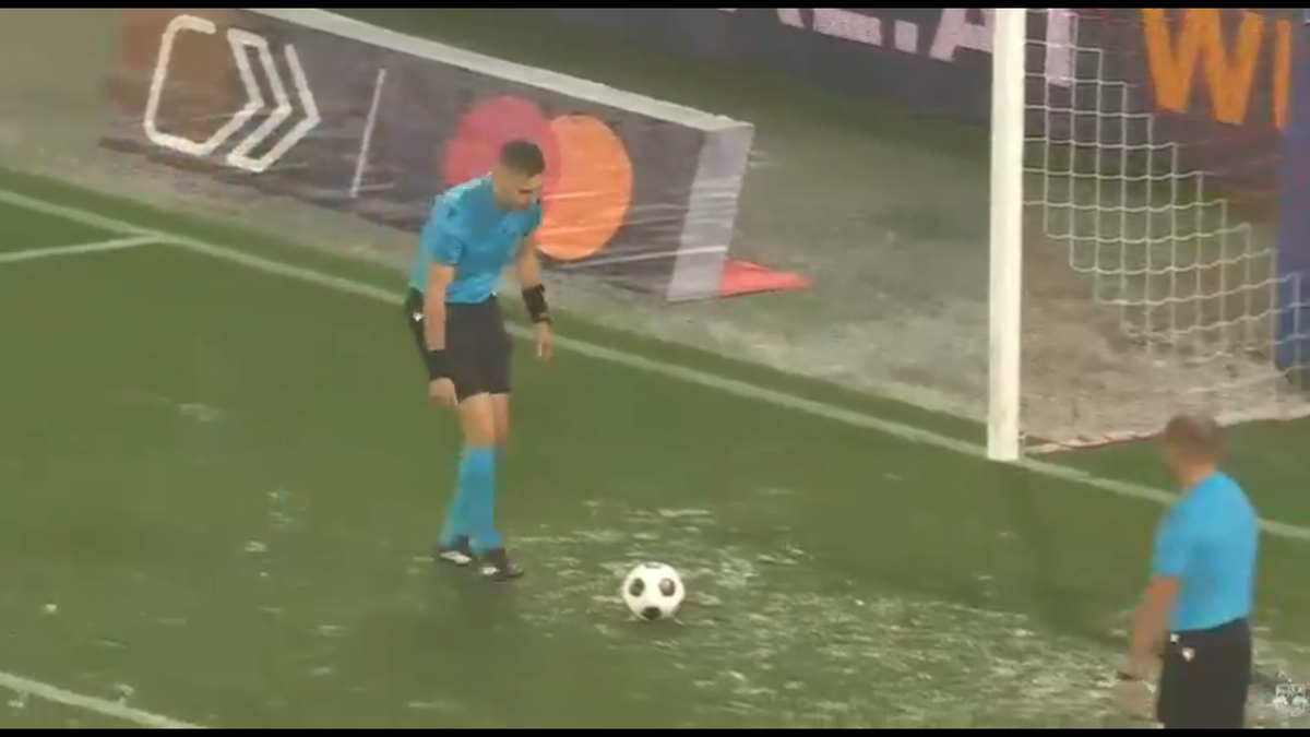 La nici 100 km de Dunăre, meciul european al lui Vlad Dragomir a fost oprit două ore din cauza ploilor » Imagini rare pe un stadion