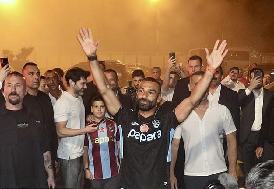 Mohamed Salah, la sosirea pe aeroport Legenda lui Liverpool critică transferul lui Salah: „Turcia mi se pare un nivel prea scăzut!”