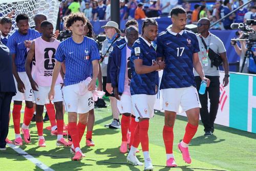 Maghnes Akliouche (al doilea de la sâtnga la dreapta) urmează să semneze cu PSG // foto: imago images