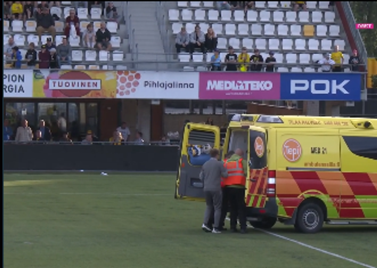 Scene tulburătoare în KuPS - Craiova: urcat în ambulanță după ce i s-a făcut rău pe teren