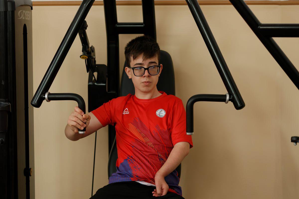Povestea emoționantă a tânărului de 16 ani afectat de probleme grave la naștere » Practică trei sporturi și visează să ajungă la Jocurile Paralimpice din 2028: „Mă uit la medalii în fiecare zi”