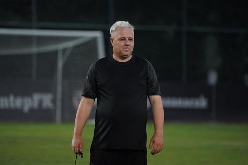 Marius Șumudică (49 de ani), antrenorul lui Gaziantep, a dezvăluit că are o ofertă din Arabia Saudită, însă nu ia acum în calcul o plecare din Turcia // Sursă foto: Twitter @https://twitter.com/gaziantepfk