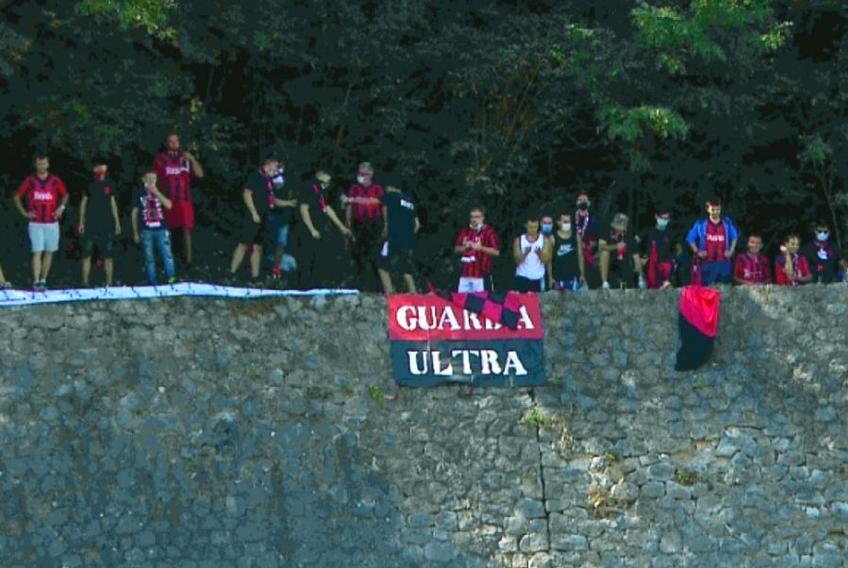CSM Reșița a avut parte de un sprijin însemnat la partida cu Petrolul, în ciuda faptului că suporterii sunt interziși în continuare pe stadioane. 

FOTO: Captură Digisport 1