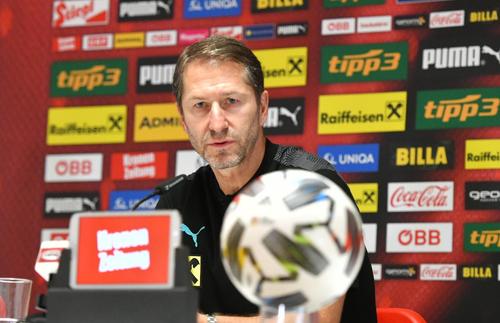 Franco Foda (54 de ani), selecționerul Austriei, cunoaște toate detaliile despre Mirel Rădoi și elevii săi. Cu toate astea, antrenorul german susține că nu ar lua niciun „tricolor” în naționala pe care o pregătește.
