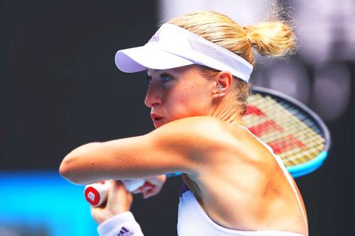 Kristina Mladenovic (27 de ani) și Timea Babos (27 de ani), principalele favorite în proba de dublu feminin de la US Open, au fost excluse din competiție, din cauza carantinei la care este supusă franțuzoaica