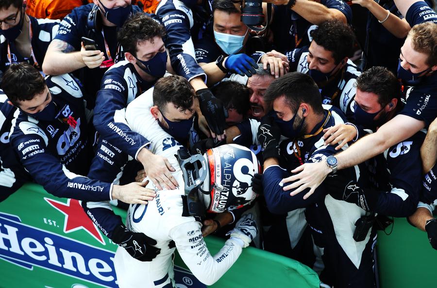 Pierre Gasly. foto: Guliver/Getty Images Marele Premiu de la Monza » Cursă nebună, câștigată de Pierre Gasly, după gafa lui Hamilton și abandonul lui Verstappen!