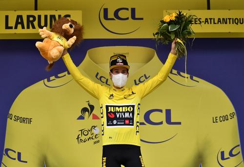 Primoz Roglic pe podium la finalul etapei de duminică FOTO Reuters