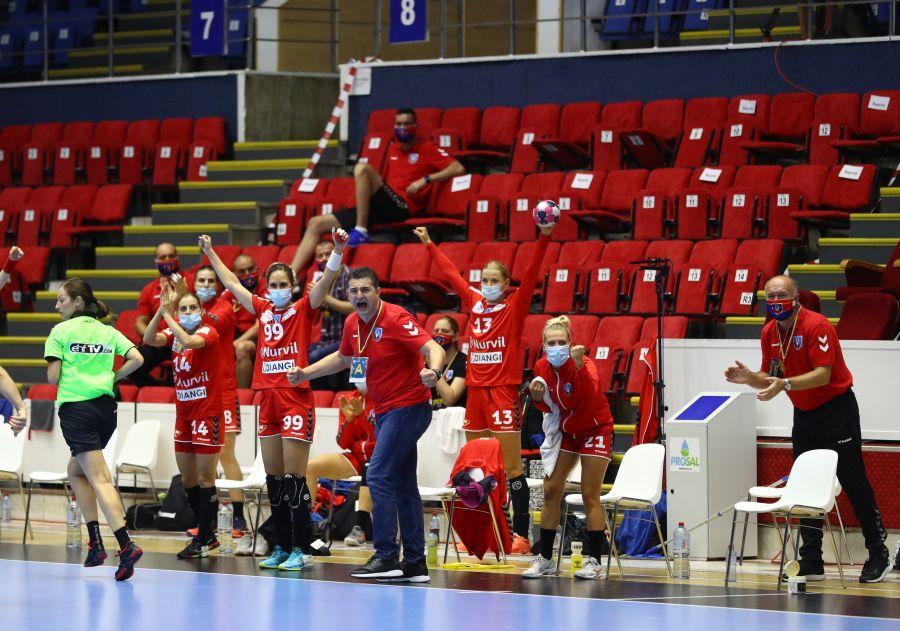 Banca vâlcencelor exultă după un nou gol FOTO Marius Ionescu CSM București - SCM Rm. Vâlcea 19-22. Cronica finalei Cupei României + gest special al fanilor pentru jucătoarele vâlcencelor