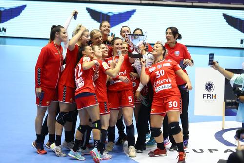 Selfi cu trofee pentru handbalistele de la Vâlcea FOTO Marius Ionescu