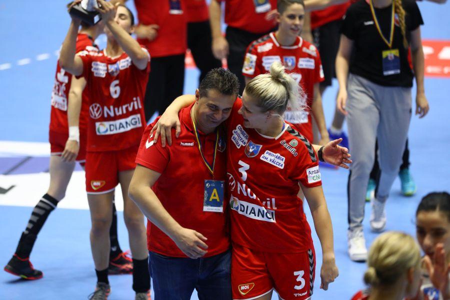 Pera și norvegianca Aardahl discută după meciul cu CSM FOTO Marius Ionescu CSM București-SCM Rm. Vâlcea 19-22. Florentin Pera, după trei finale pierdute: „Era timpul să câștig și eu o Cupă a României!”