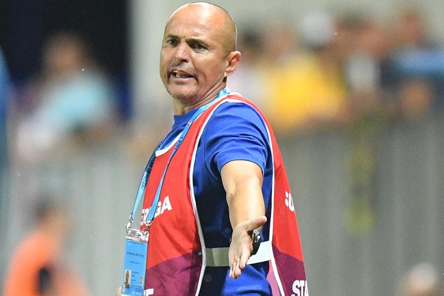 Fost jucător serios al Petrolului și al Rapidului, prahoveanul Nae Constantin a pus pe picioare la Ploiești o echipă care își depășește condiția (foto: Raed Krishan) Petrolul, triumful minimalismului