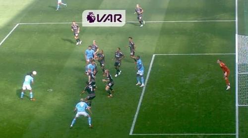 Cea mai controversată fază a weekendului în Premier League. La Manchester City - Fulham 5-1, Akanji a sărit peste minge și, deși era în ofsaid și a influențat faza, cei doi aistenți VAR au decis să valideze golul.